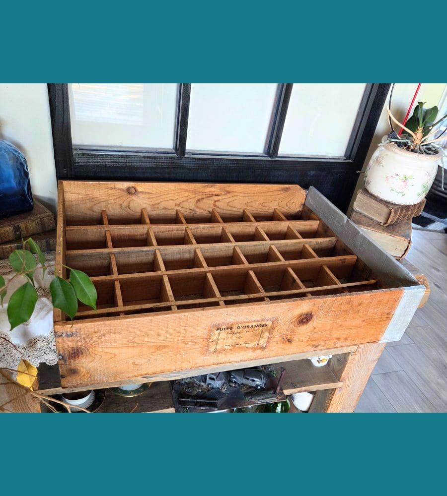 Un ancien casier devenu étagère à curiosités – Image 7