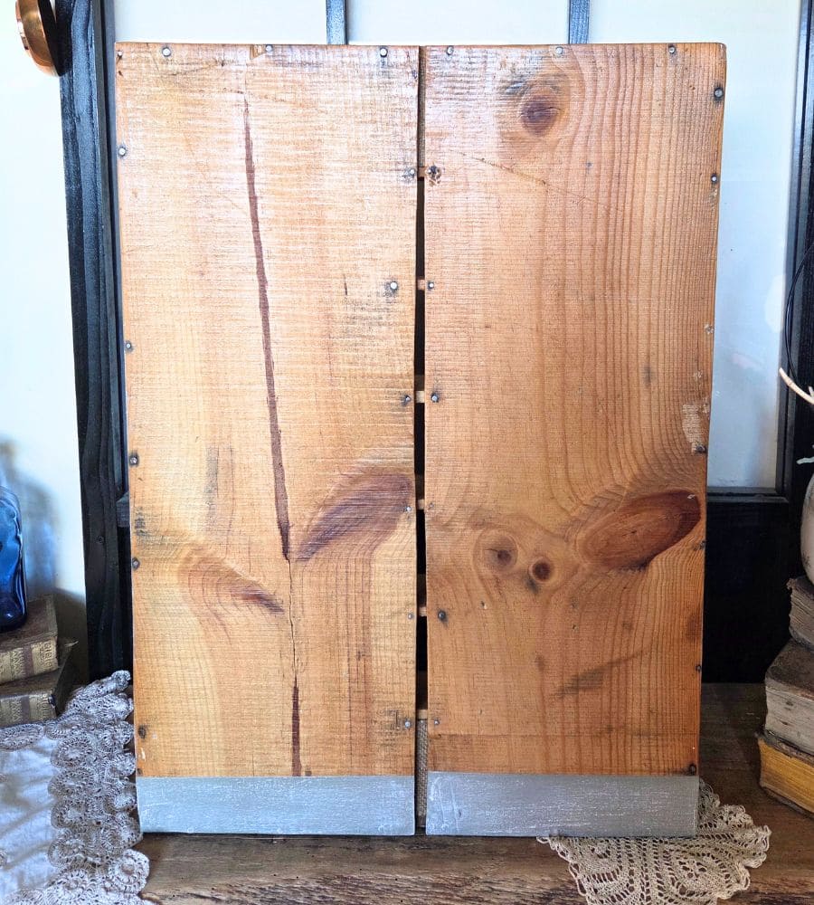 Un ancien casier devenu étagère à curiosités – Image 14