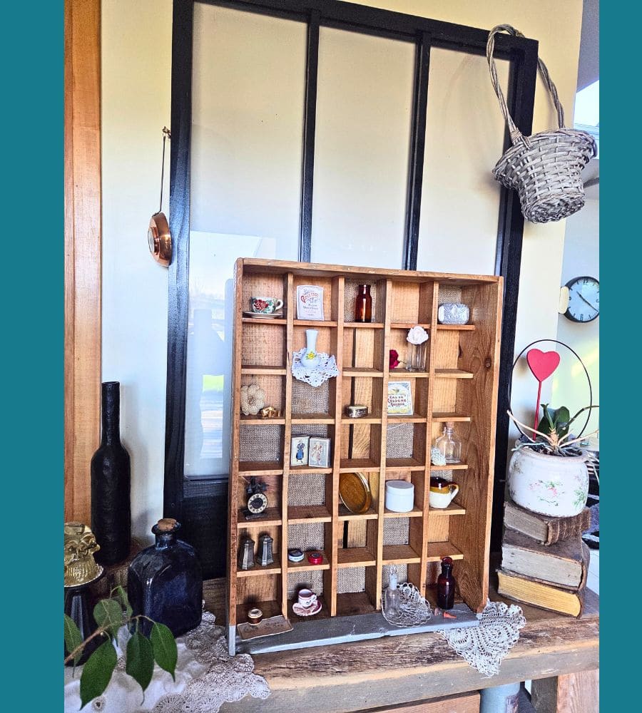 Un ancien casier devenu étagère à curiosités – Image 2