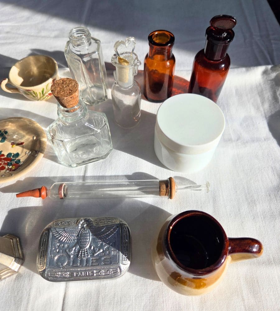 Un ancien casier devenu étagère à curiosités – Image 23