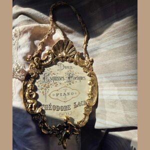 Un cadre en laiton aux angelots dansants