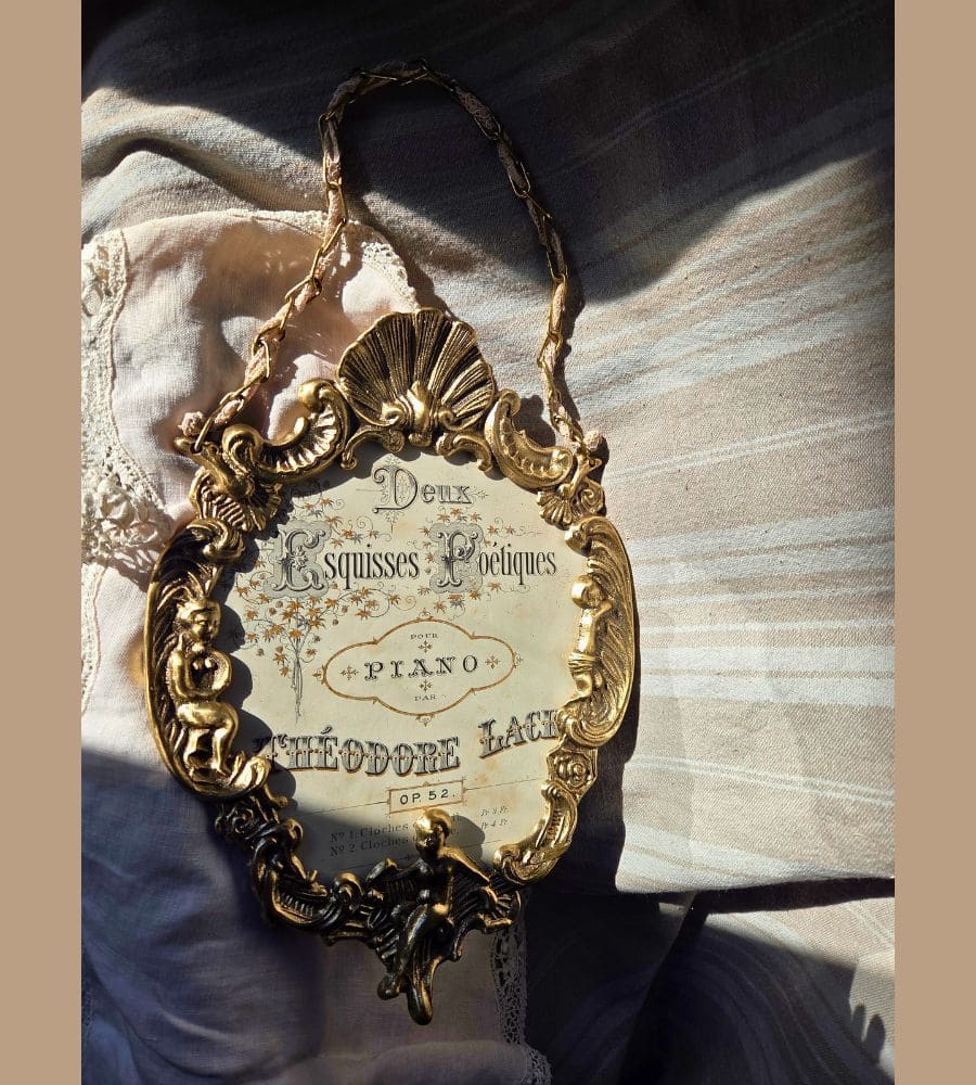 Un cadre en laiton aux angelots dansants