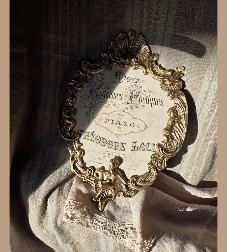 Un cadre en laiton aux angelots dansants – Image 2