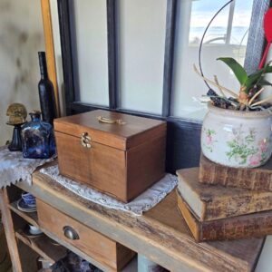 Une ancienne boîte à pharmacie de voyage ou coffret d'apothicaire